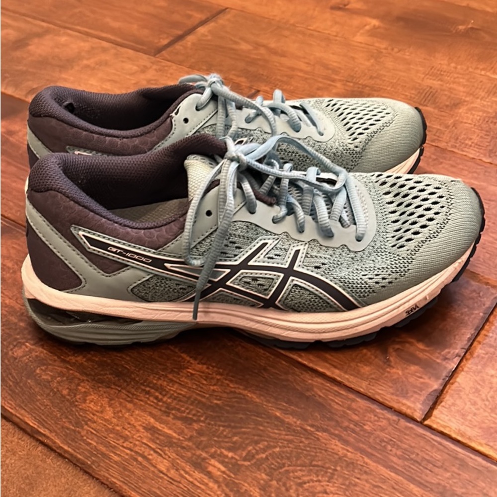 Womans ASICS gel size 8.5